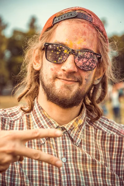 PENZA, RUSSIA - 6 SETTEMBRE 2015: Le persone si lanciano i colori durante la celebrazione di Holi — Foto Stock