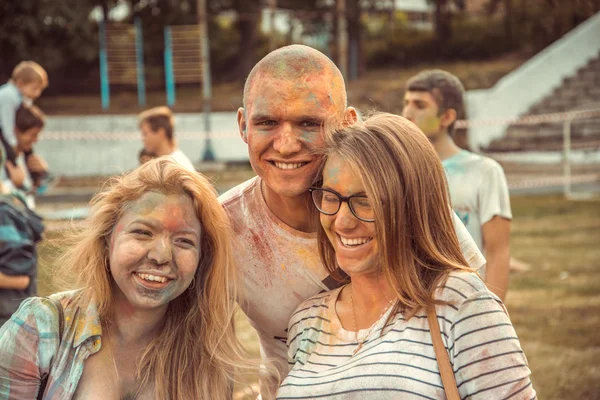 PENZA, RUSSIA - 6 SETTEMBRE 2015: Felice gente durante il festival dei colori Holi — Foto Stock