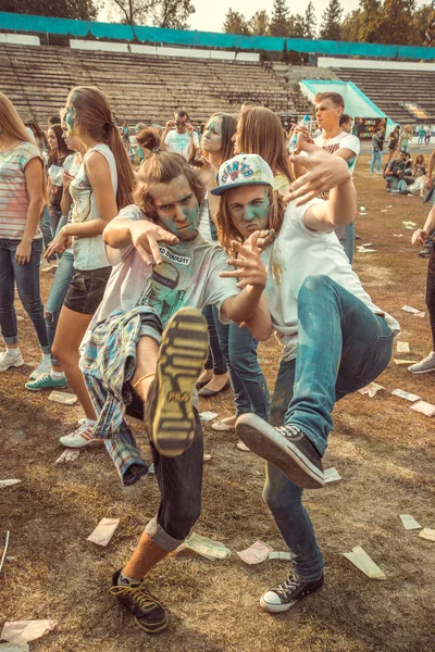 PENZA, RÚSSIA - SETEMBRO 6, 2015: Jovens no festival de cores Holi — Fotografia de Stock