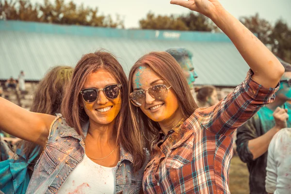 Penza, Rusya - 6 Eylül 2015: Holi Festival sırasında renk dans kutlama