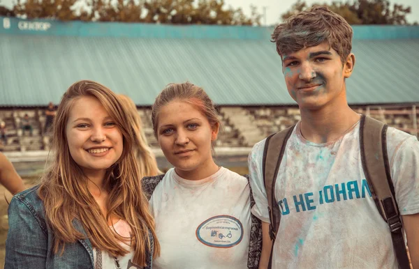 PENZA, RÚSSIA - 6 de setembro de 2015: Festival Indiano. As pessoas celebraram Holi festival de cores na Rússia — Fotografia de Stock