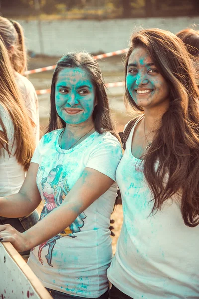 Penza, russland - 6. september 2015: glückliche menschen beim fest der farben holi — Stockfoto