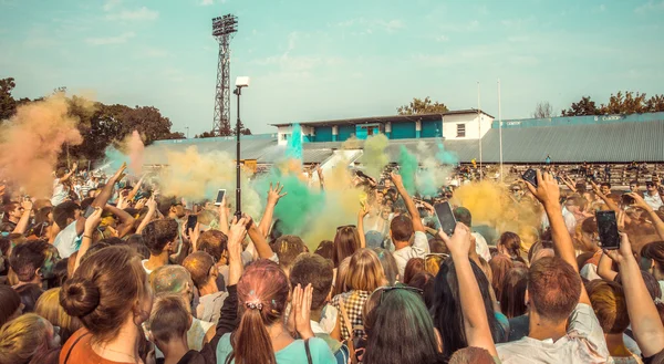 PENZA, RÚSSIA - SETEMBRO 6, 2015: Pessoas não identificadas celebram o festival Holi — Fotografia de Stock