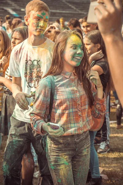 2015 年 9 月 6 日，俄罗斯奔萨: 颜色的节日。年轻人们庆祝胡里节中俄罗斯的颜色 — 图库照片
