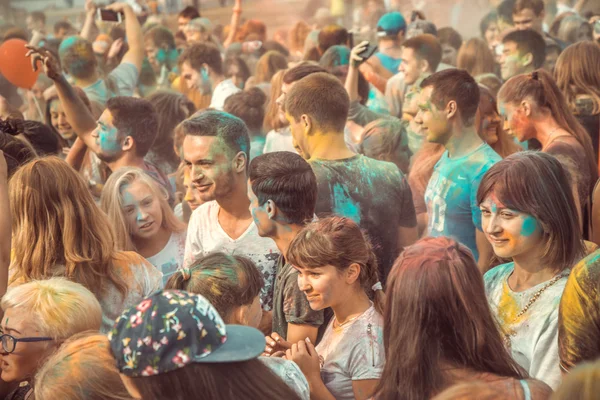 2015 年 9 月 6 日，俄罗斯奔萨: 胡里节的颜色。人们载歌载舞庆祝期间颜色扔. — 图库照片