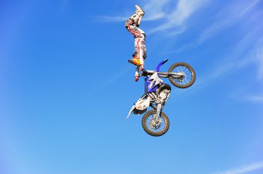 Penza, Rusya - 18 Haziran 2011: Freestyle Motox atlama. Otomobil Fuarı gece atlar