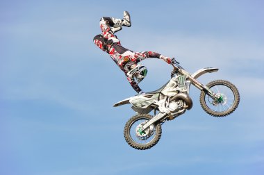 Penza, Rusya - 18 Haziran 2011: Freestyle Motox hüner. Otomobil Fuarı gece atlar