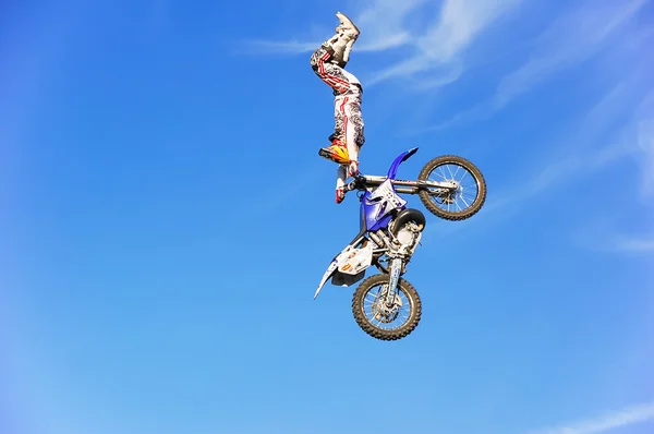 PENZA, RUSSIA - JUNE 18, 2011: Freestyle MotoX jump. Motorshow Night Of The Jumps — Stock Photo, Image