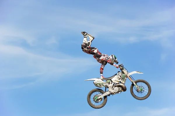 PENZA, RÚSSIA - 18 DE JUNHO DE 2011: Cavaleiro não identificado dando uma demonstração acrobática de motocross de estilo livre como parte do show Night Of The Jumps — Fotografia de Stock