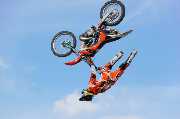 PENZA, RUSIA - 18 DE JUNIO DE 2011: Jinete no identificado dando una demostración de acrobacias de motocross de estilo libre como parte de la Noche de los Saltos —  Fotos de Stock