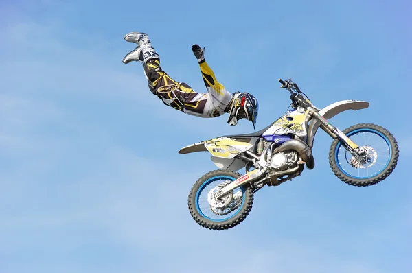 PENZA, RUSIA - 18 DE JUNIO DE 2011: Jinete no identificado dando una demostración de acrobacias de motocross de estilo libre como parte de la Noche de los Saltos —  Fotos de Stock