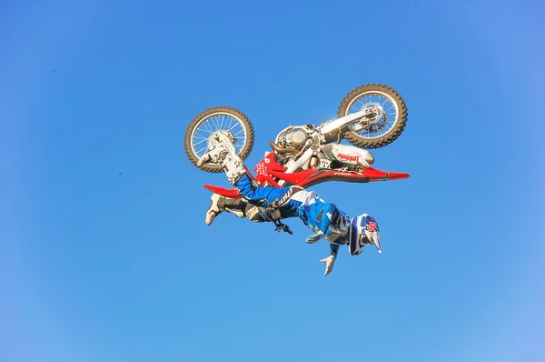 Penza, Rusland - 18 juni 2011: Freestyle motox. Motorshow nacht van de sprongen in Rusland — Stockfoto