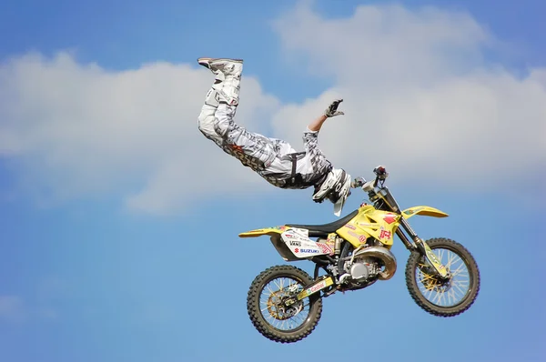 PENZA, RUSSIA - JUNE 18, 2011: An unidentified contestant competes in the motorshow Night Of The Jumps — Stock Photo, Image