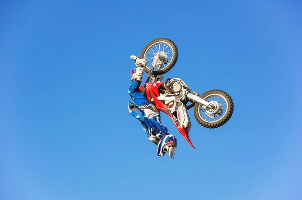 PENZA, RUSSIA - JUNE 18, 2011: Seorang pembalap MX gaya bebas yang tidak disebutkan namanya mencapai puncak lompatannya. Motorshow Night Of The Jumps — Stok Foto