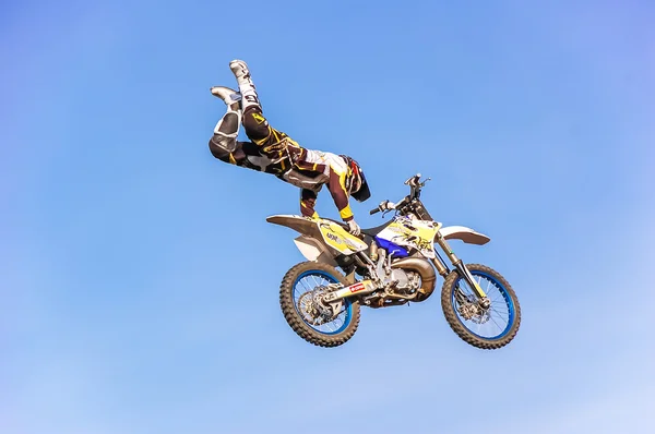 PENZA, RUSSIA - JUNE 18, 2011: Unidentified rider giving FMX motorcross demonstration as part of. Motorshow Night Of The Jumps — Stock Photo, Image