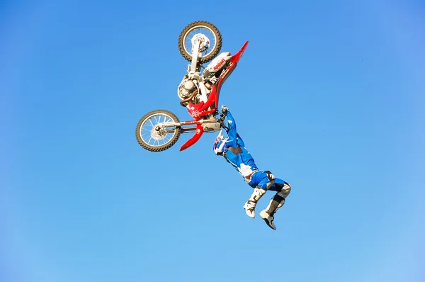 PENZA, RUSSIA - JUNE 18, 2011: Demonstration performances of motorcyclists in the Night Of The Jumps championship — 스톡 사진