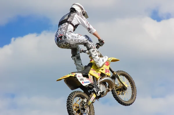 PENZA, RUSSIA - JUNE 18, 2011: An unnamed member of freestyle MX team gives a display of stunts & tricks to the public. — Stock Photo, Image