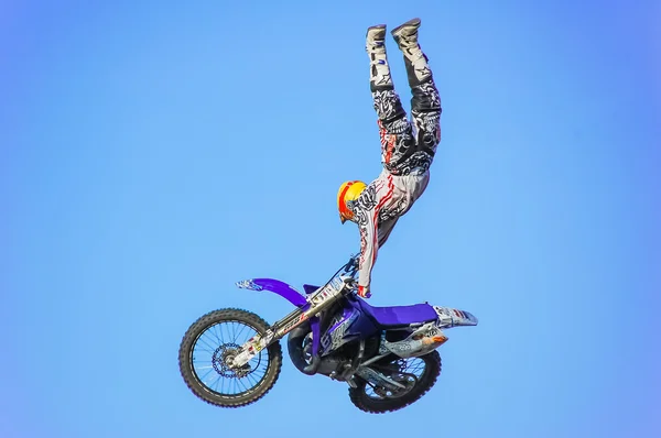 PENZA, RUSSIA - JUNE 18, 2011: Freestyle MotoX huge trick. Motorshow Night Of The Jumps — Stock Photo, Image