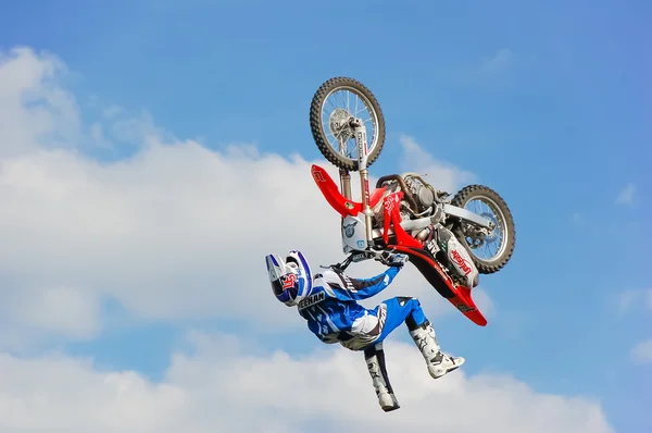 PENZA, RÚSSIA - 18 DE JUNHO DE 2011: Noite de Motoshow dos saltos na Rússia — Fotografia de Stock