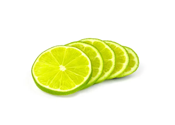 Limes tranchés isolés sur un fond blanc . — Photo