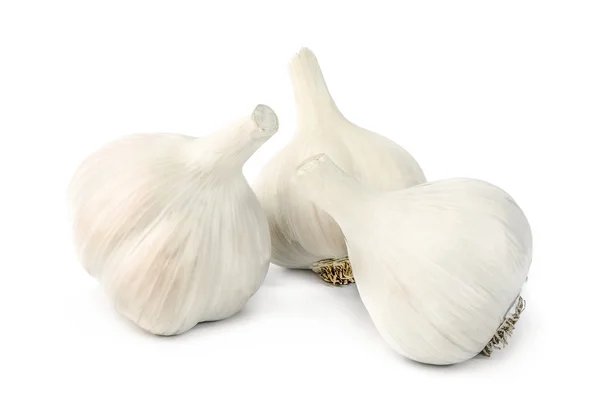 Σκόρδο. Τρεις σκελίδες σκόρδο, τοποθετημένα σε ένα κοντινό πλάνο λευκό φόντο — Φωτογραφία Αρχείου