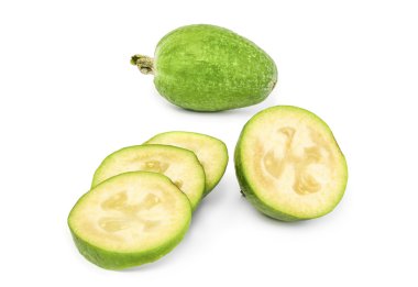 Beyaz arka plan üzerinde kesme feijoa