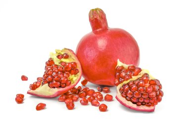 Beyaz arkaplanda izole edilmiş taze nar