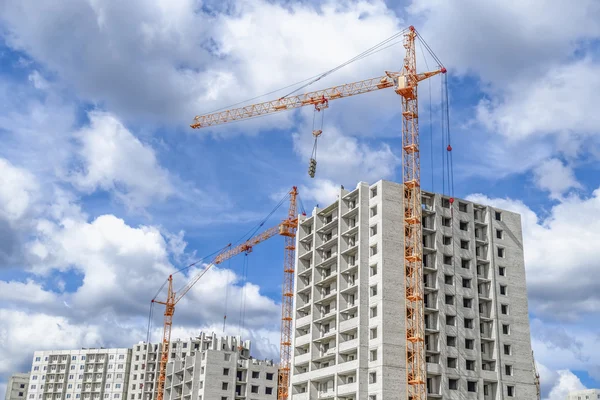 Industrial cranes and building landscape — Stock Photo, Image