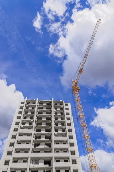 Krachtige kraan en nieuwe multistorey behuizing — Stockfoto