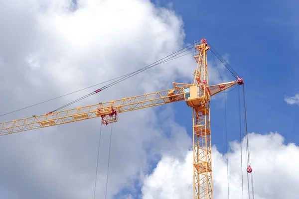 Hoisting tower cranes against the blue sky — Stock Photo, Image