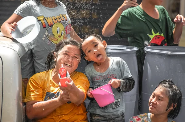 PATTAYA, THAILANDIA - 18 APRILE 2013: il Songkran Festival si celebra in Thailandia come tradizionale capodanno — Foto Stock