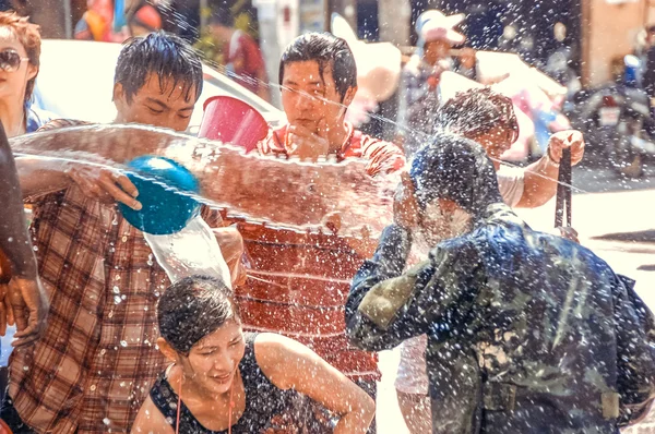PATTAYA, TAILÂNDIA - 18 de abril de 2013: Festival de Songkran é comemorado na Tailândia como o Dia de Ano Novo tradicional — Fotografia de Stock