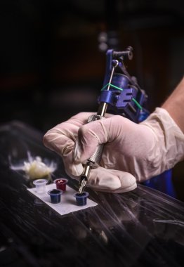 El dövme sanatçısı.