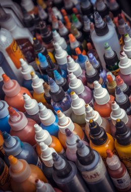 Dövme mürekkep şişeleri