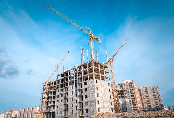 Construcción de obra y grúa grande — Foto de Stock