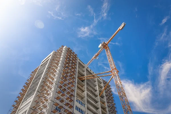 Construction of new skyscraper and construction cranes — Stock Photo, Image