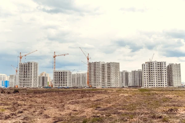 Bouw van nieuw gebouw en bouw kranen — Stockfoto