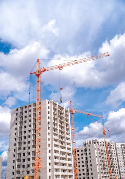 Multistorey huizen in aanbouw en industriële kranen — Stockfoto