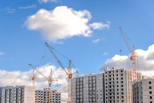 Casas de rascacielos y grúas torre —  Fotos de Stock