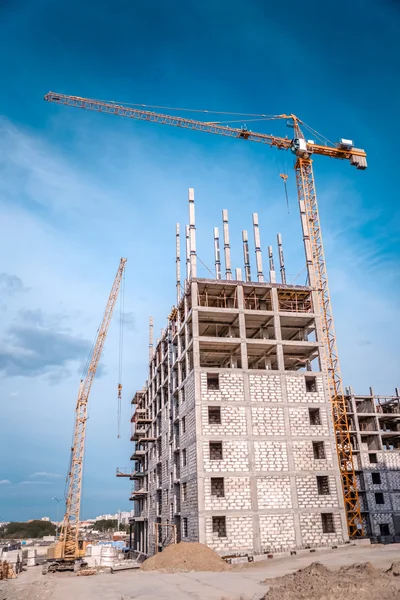 Nuevo edificio de varios pisos y potente grúa — Foto de Stock