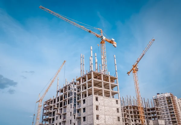 Geschosswohnungsbau und Baumaschinen — Stockfoto