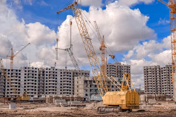 Budování highrise a velký jeřáb — Stock fotografie