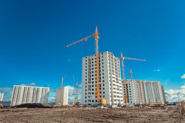 Novo alojamento de vários andares e guindaste de construção — Fotografia de Stock