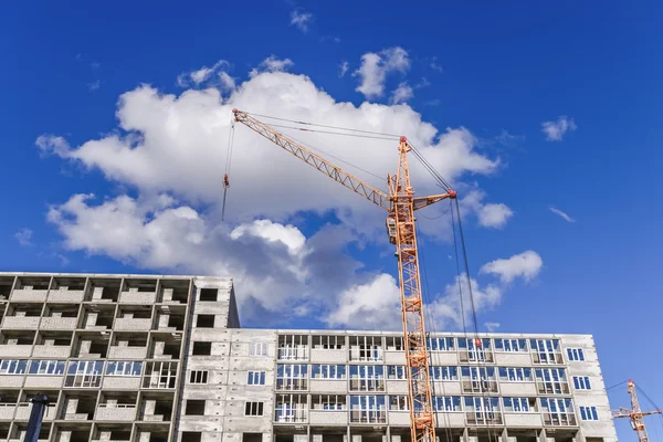 Hautes maisons et grue — Photo