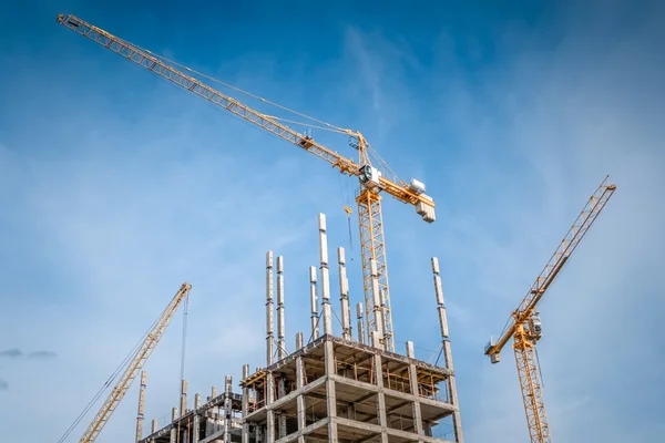 Construcción de edificios de gran altura y grúas elevadoras — Foto de Stock