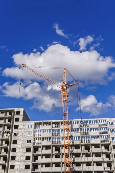 Construcción de casas de varios pisos y maquinaria de construcción — Foto de Stock