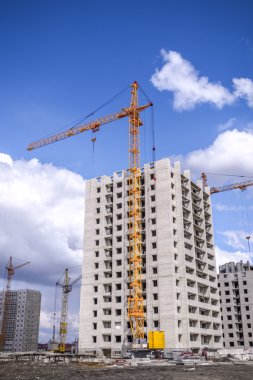 Yeni multistorey konut ve uzun boylu Vinçler