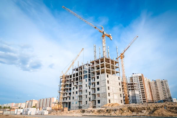 Construcción de nuevos apartamentos y grúa — Foto de Stock