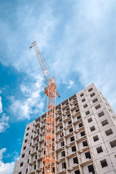 Bouw van nieuwe appartementen en kraan — Stockfoto