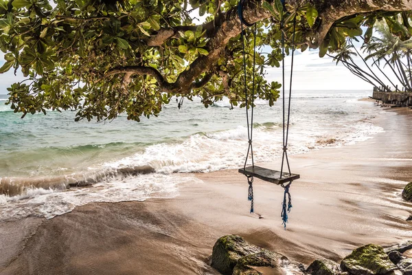 Columpio de madera junto a la playa — Foto de Stock